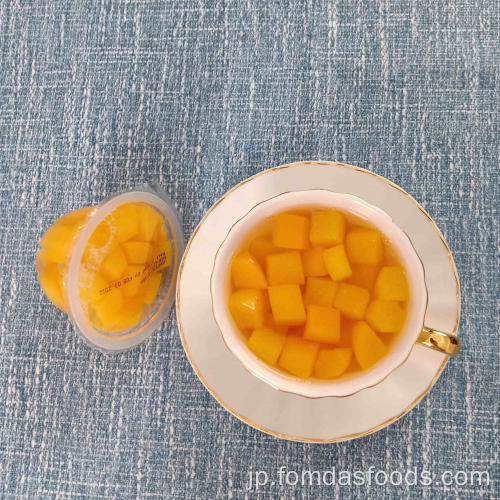 4オンスの新鮮な黄色の桃は軽いシロップで缶詰を付けました